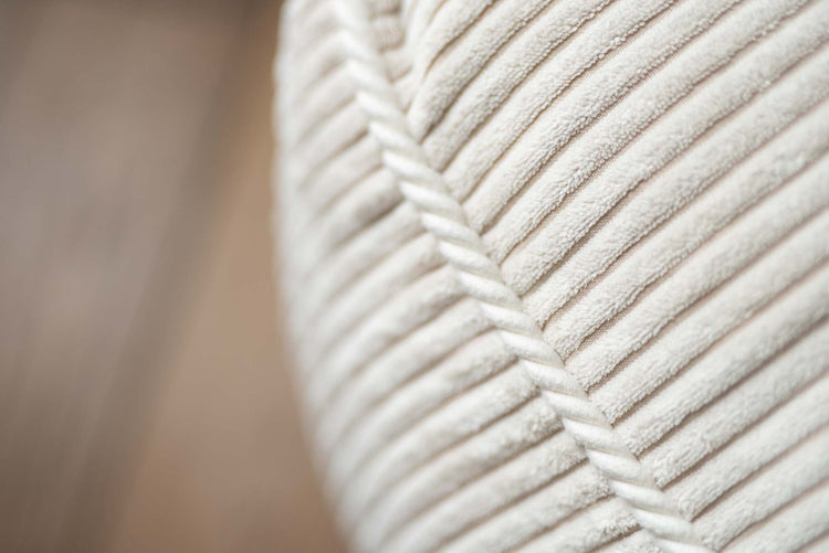 Détail du fauteuil enfant en velours côtelé beige vanille. Shappy