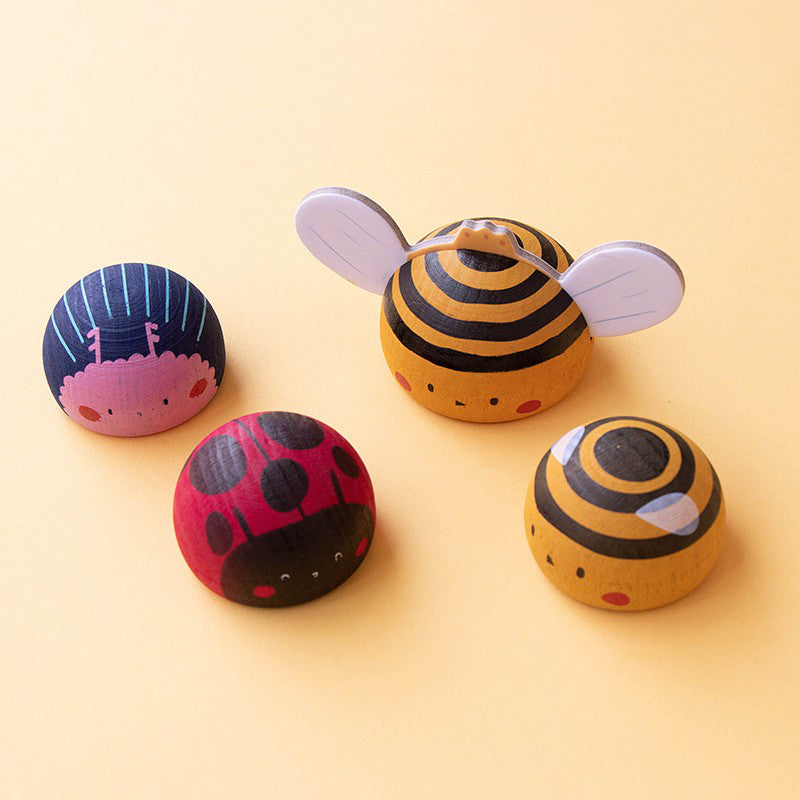 Quatre figurines en bois peint pour tout-petit : deux abeilles, une coccinelle et un scarabée