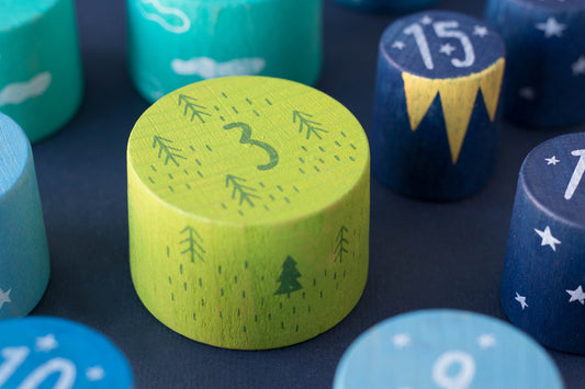 La fusée en bois Londji accompagne l'apprentissage des chiffres et de la lecture avec de jolis dessins fins et réalisé avec des colorants organiques d'origine européenne. Un jouet en bois durable et respectueux de notre planète.