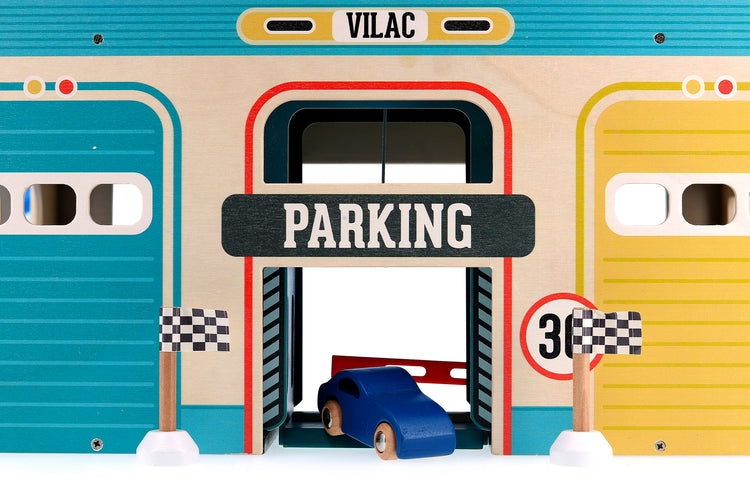 Entrée parking du garage en bois VILAC avec barrière et signalétique rétro