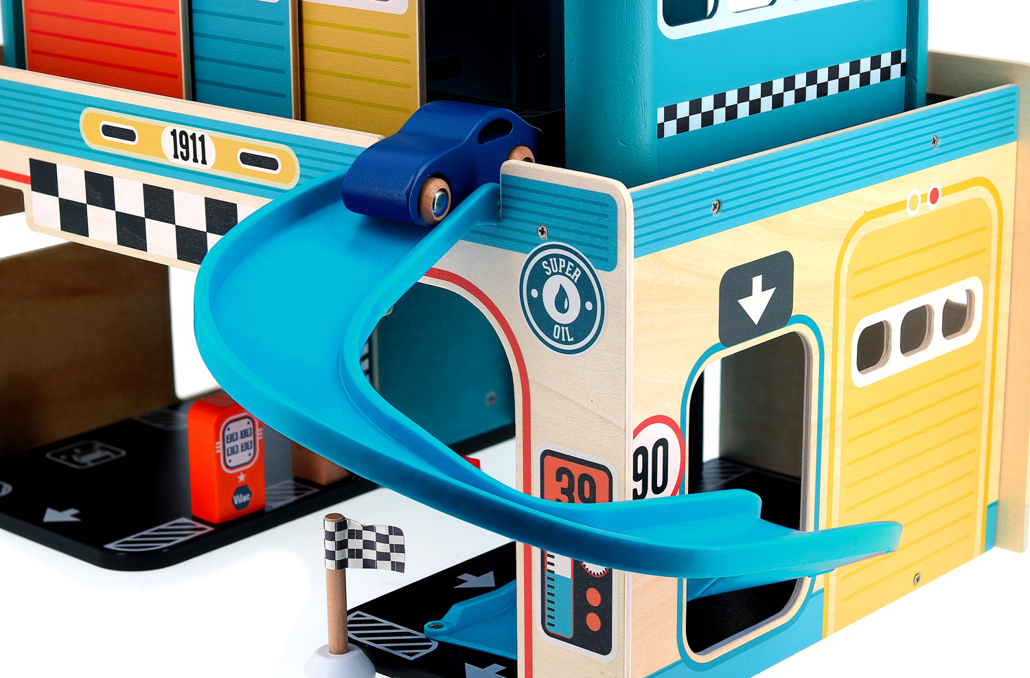 Détail de la rampe en colimaçon du garage en bois vintage VILAC, descente rapide des voitures