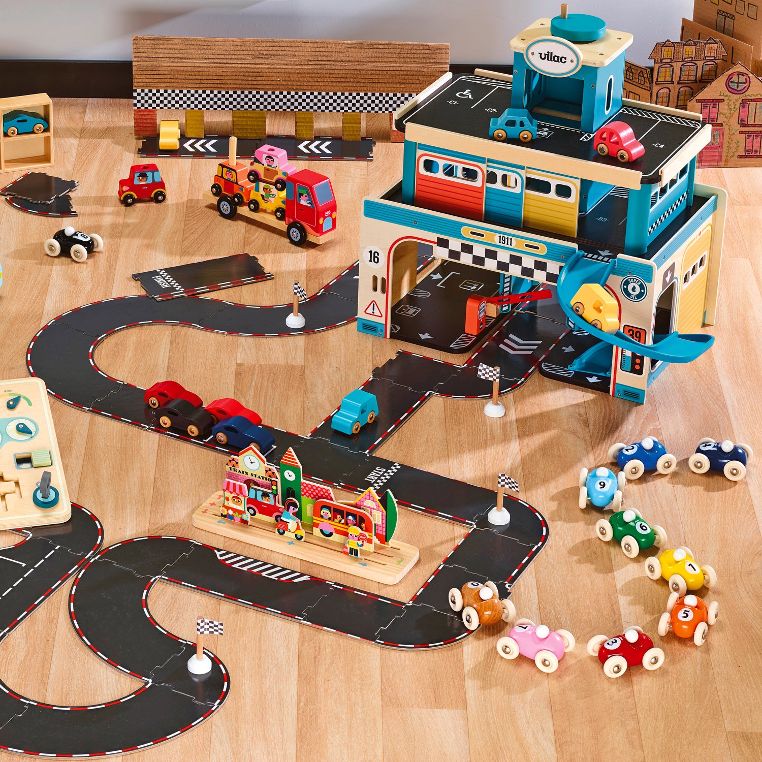 Jouet garage voitures en bois VILAC dans une chambre d’enfant, idée cadeau Noël 3 ans