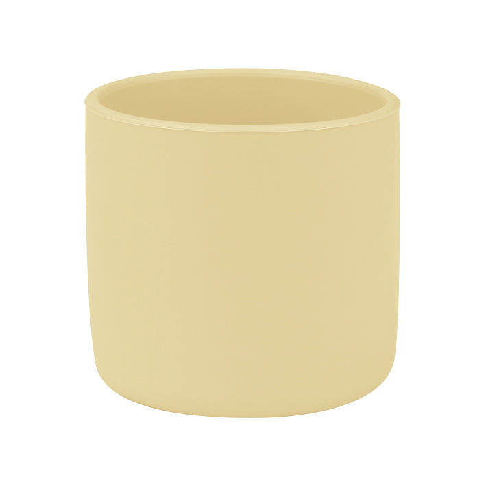 Gobelet pour bébé, dès 6 mois. Silicone alimentaire, doux, léger et résistant. Matériaux sûrs et nettoyage facile. Couleur jaune miel.