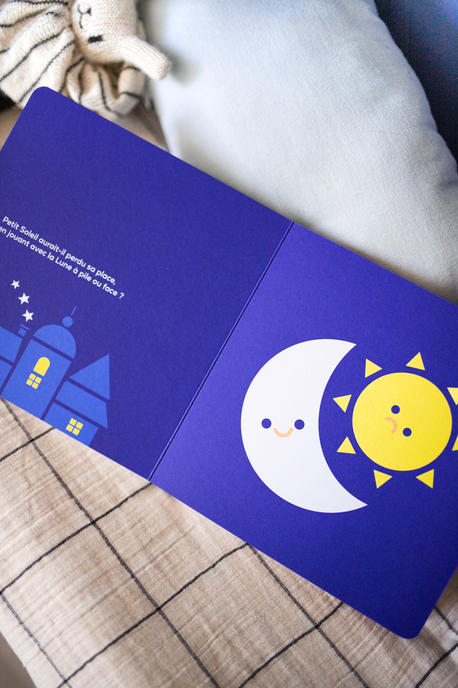 Histoire du soir pour enfant dès 2 ans. Livre tout-carton racontant l'histoire d'un petit enfant et ses questions sur le soleil et la nuit. Une histoire passionnante pour s'endormir calmement.