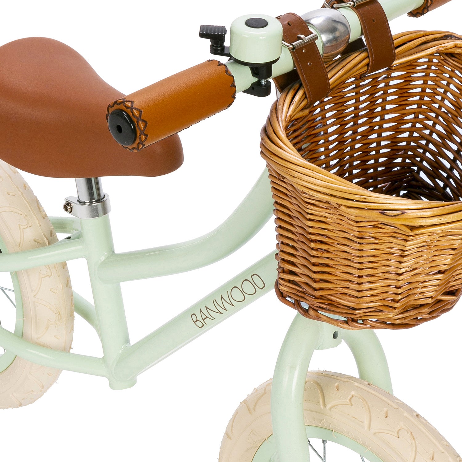 Vélo sans pédales Banwood en couleur vert menthe. 