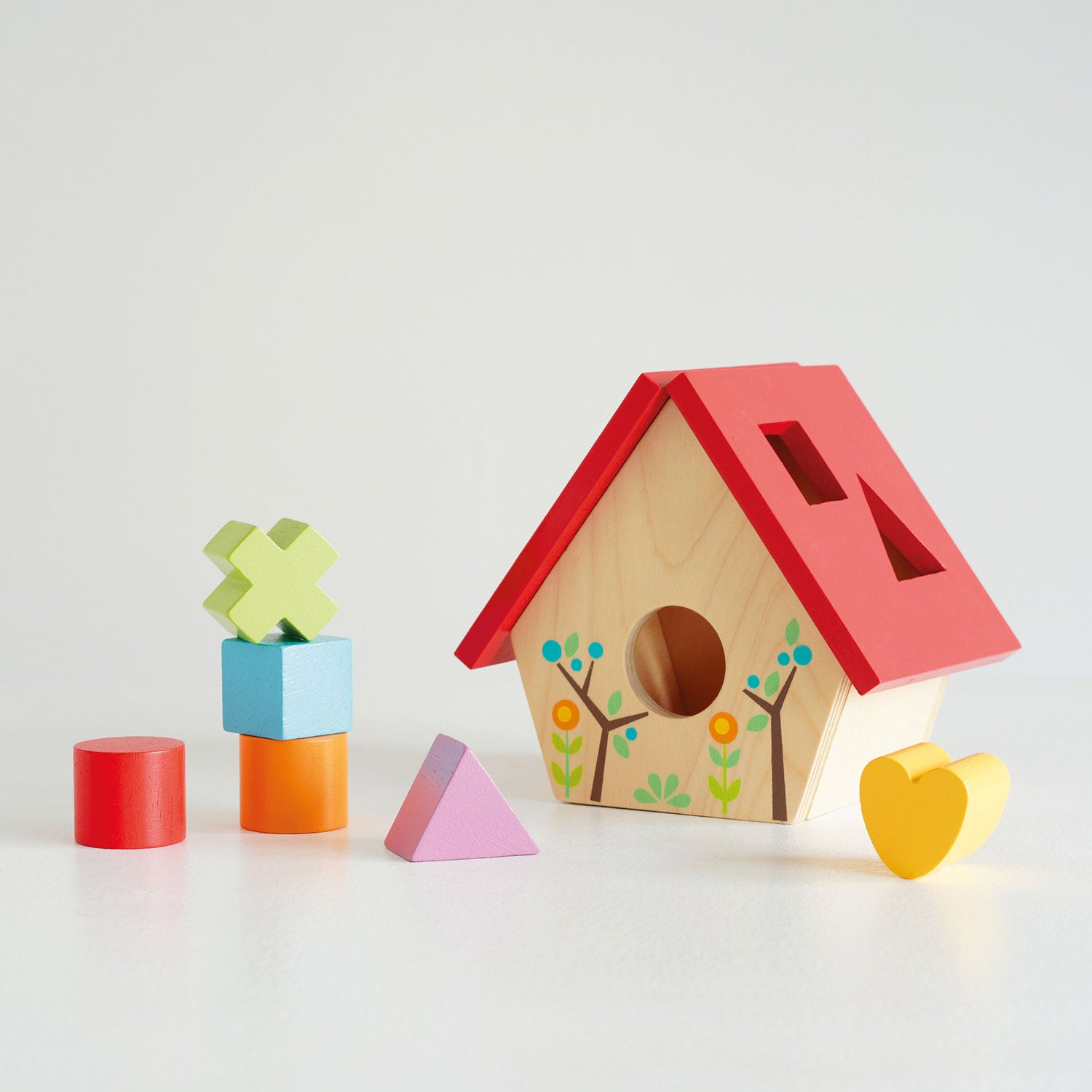 Apprentissage des formes et des couleurs, des matières et du vocabulaire avec un jouet d'encastrement pour bébé en bois en forme de petit nichoir à oiseau. Boite de tri pour bébé en bois d'hévéa