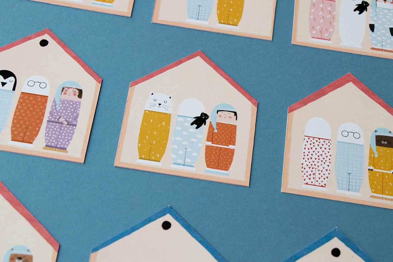 Jeu de familles : chaque joueur doit retrouver tous les membres d'une famille réunie sous le toit d'une petite carte en forme de maison. Couleurs et dessins doux. Un jeu idéal pour partager un agréable moment en famille. 