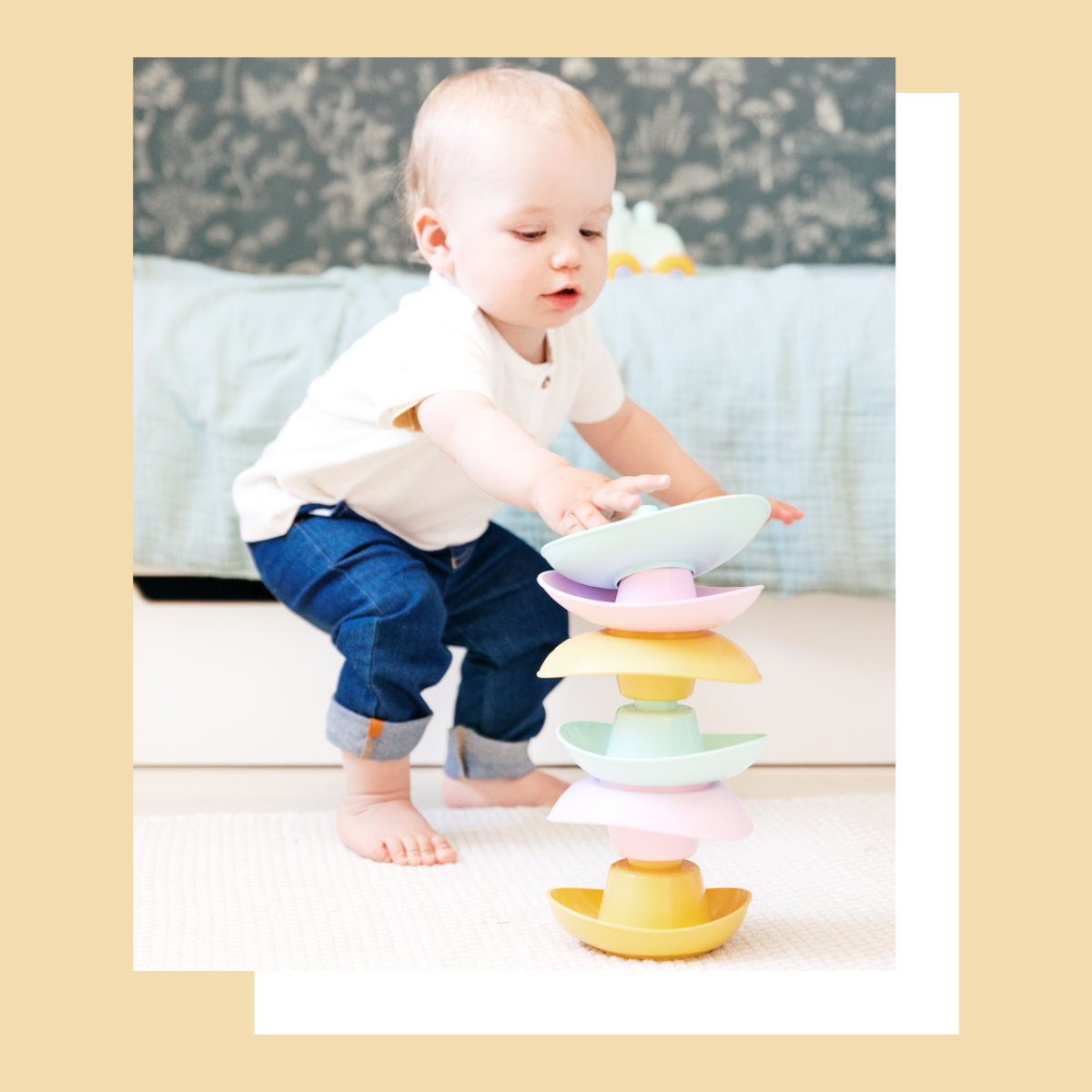 Bébé s'amusant à empiler les coupelles de couleurs pastelle made in France de la marque Le Jouet Simple