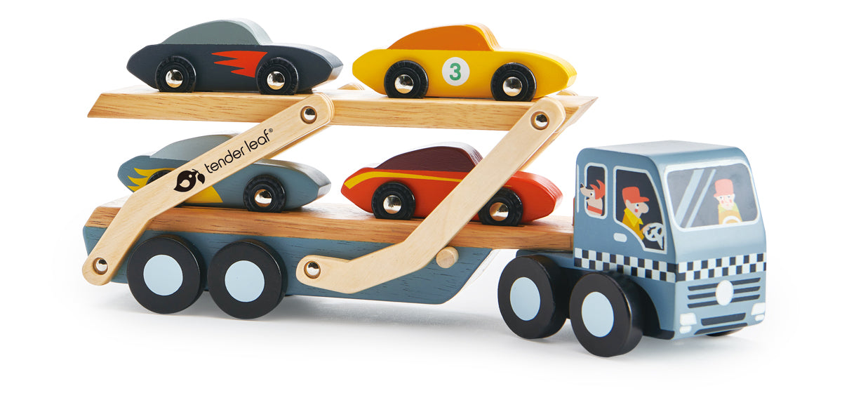 Jouet en bois d'hévéa durable et peinture non toxique. Tête de camion bleu avec personnages peints (1 chauffeur 1 chien), plateau du camion accueillant 4 voitures en bois de couleurs jaune, noir avec flamme rouge, bleu avec flamme jaune et rouge. Tender Leaf Toys