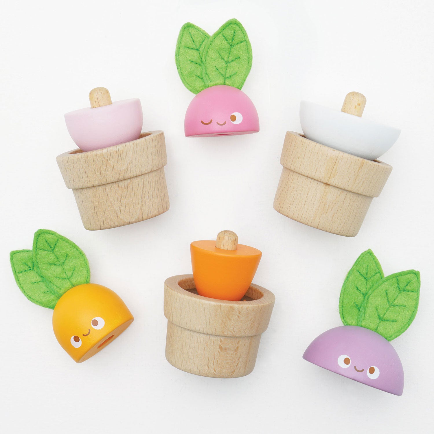 Jeu à empiler pour bébé, idée cadeau pour bébé de 18 mois et plus. Composé de 6 pièces en bois d'hévéa : 3 bases en forme de mini jardinière en bois sur lesquels viennent s'encastrer la tête de chaque légume. A assembler avec ou sans logique, avec ou sans fantaisie pour toujours plus d'amusement.