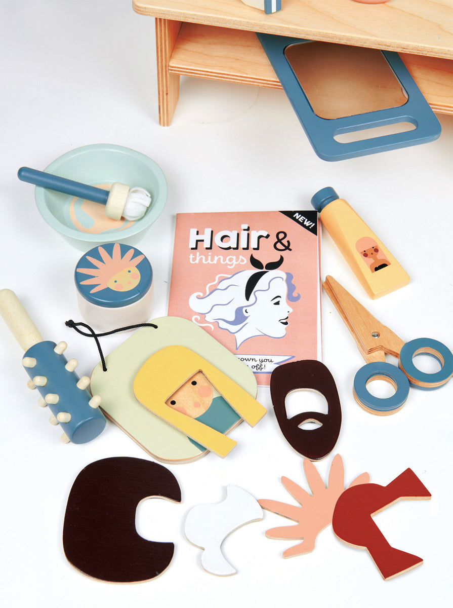 Salon de coiffure miniature en bois pour enfant avec tous les outils nécessaires