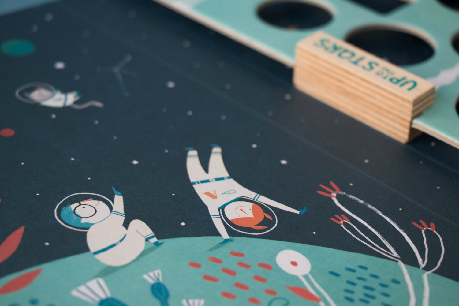 Jouet en bois et son coffret de rangement Up to the stars. Londji Puzzle.