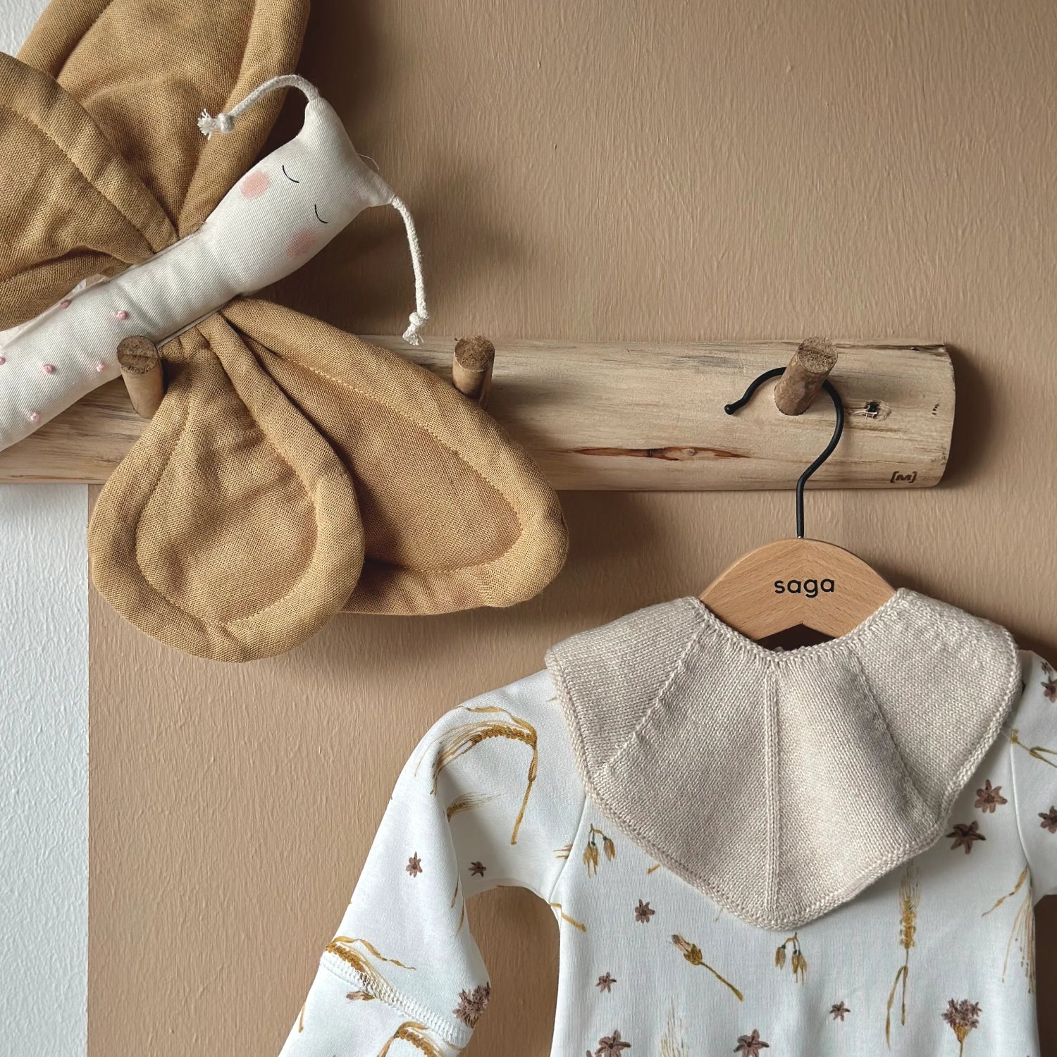 Jouet d'éveil papillon en coton bio Saga Copenhagen. Idée cadeau jouet bébé 6 mois.