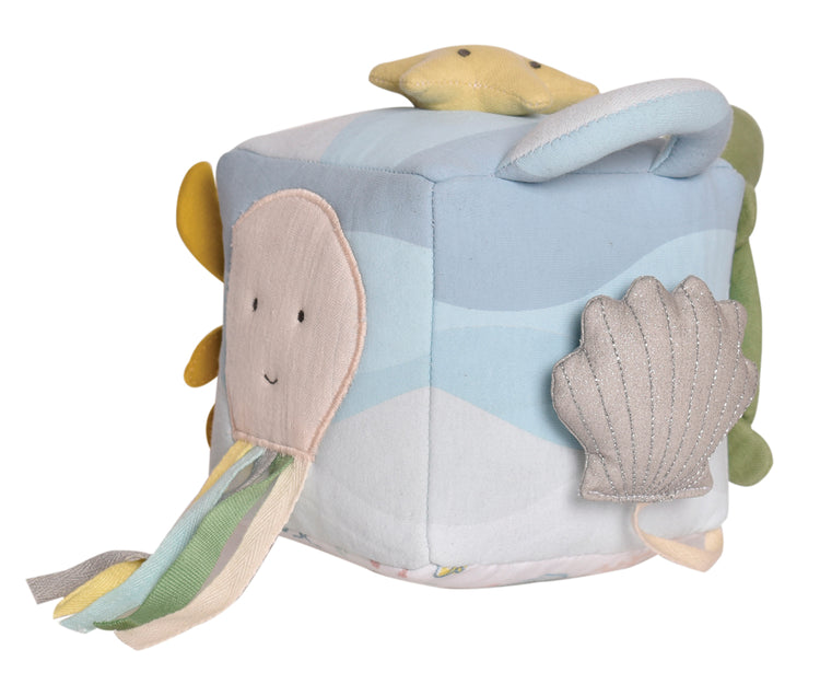 Cube d'activités pour bébé en tissu coton biologique, sur le thème de l'Océan avec sur chaque face : une méduse, un coquillage, une étoile de mer ou encore un crabe doté d'un petit miroir. 