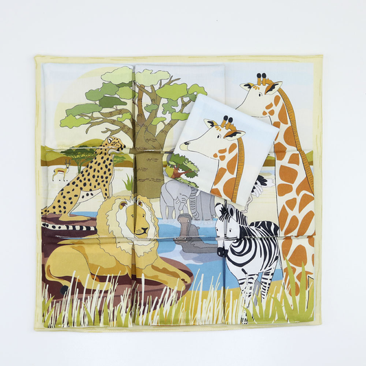 Puzzle tissu pour bébé dès 24 mois. 9 images à repositionner pour recréer un décor de savane. Au recto de chaque carré de coton bio, un animal représenté.