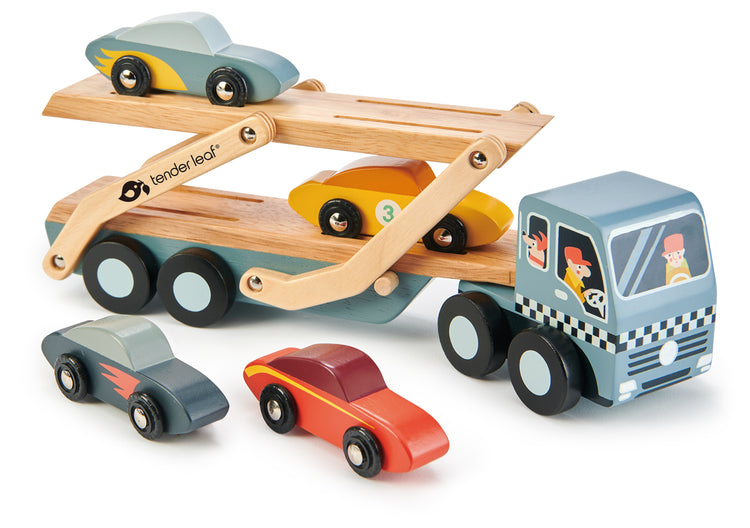 Zoom sur le camion en bois et ses 4 petites voitures de courses en bois colorées. Tender Leaf. Les voitures peuvent être descendues facilement du camion pour jouer. Idéal pour les petites mains. 
