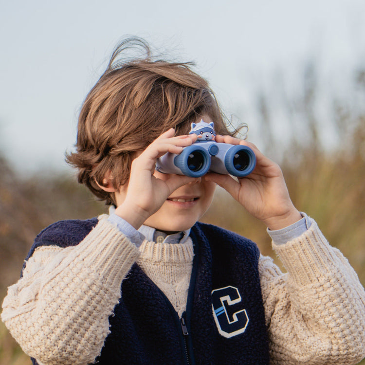 Enfant utilisant les jumelles bleues Zoo Eyes Raton laveur en extérieur