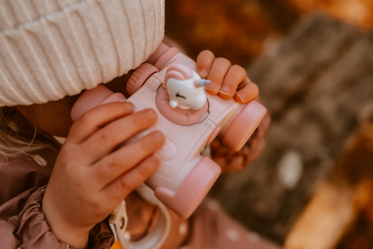 Petite fille de 3 ans utilisant des jumelles licorne pour observer la nature