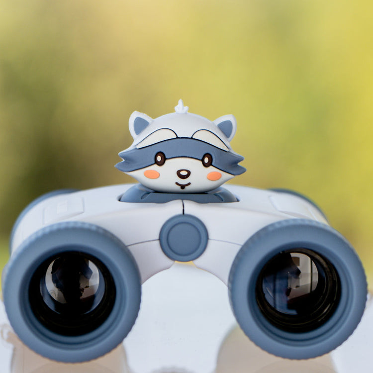 Gros plan sur les jumelles enfant bleu The Zoo Family et leur figurine raton laveur