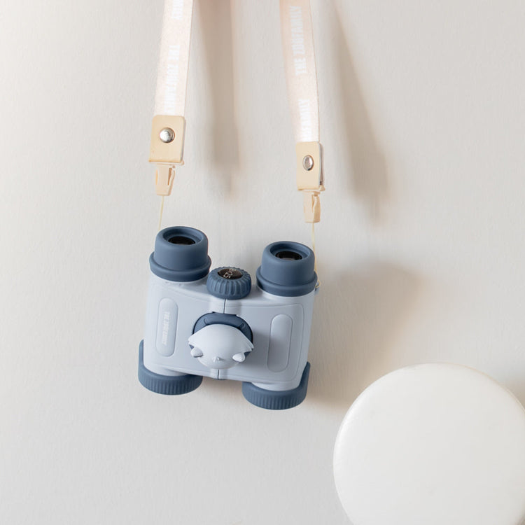 Jumelles enfant par leur sangle de transport, vue arrière