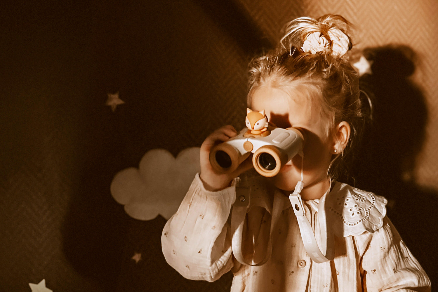 Petite fille jouant avec ses jumelles enfant design renard.