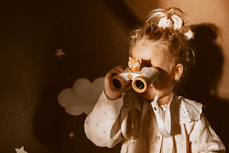 Petite fille jouant avec ses jumelles enfant design renard.