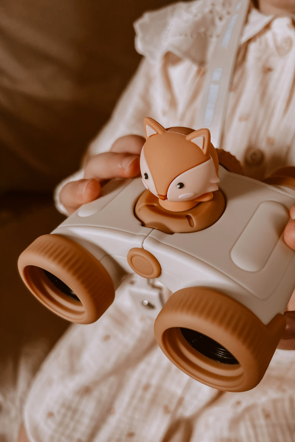 Jumelles enfant design mignon renard utilisées par un enfant.