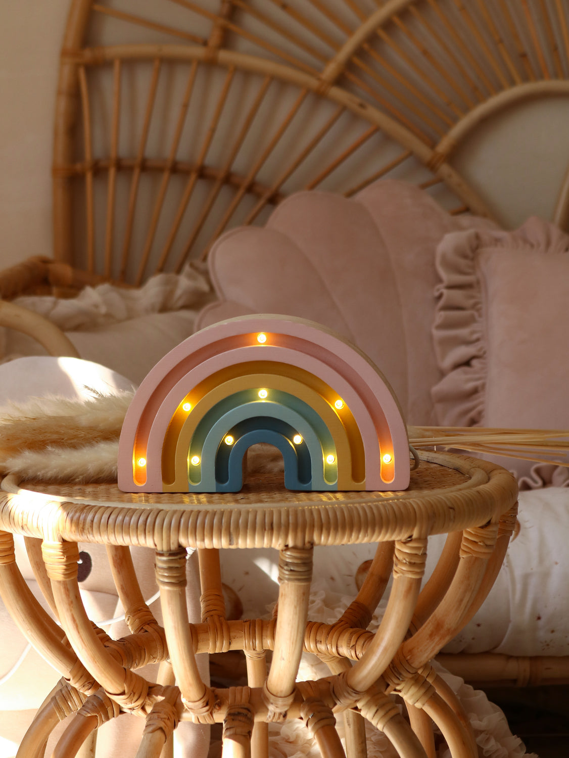 Lampe arc-en-ciel posée sur une table de chevet