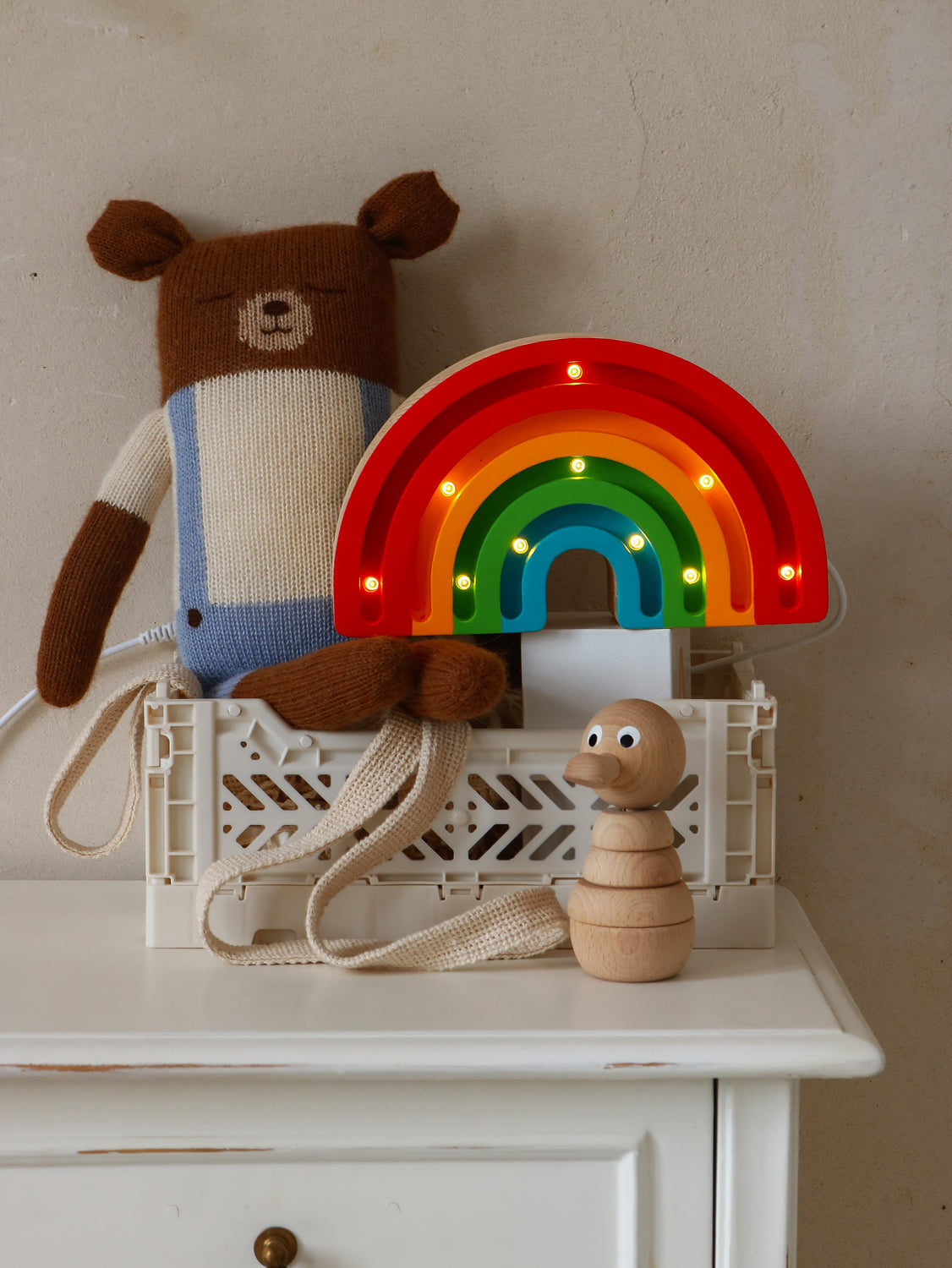  Lampe posée sur une commode dans une chambre enfant