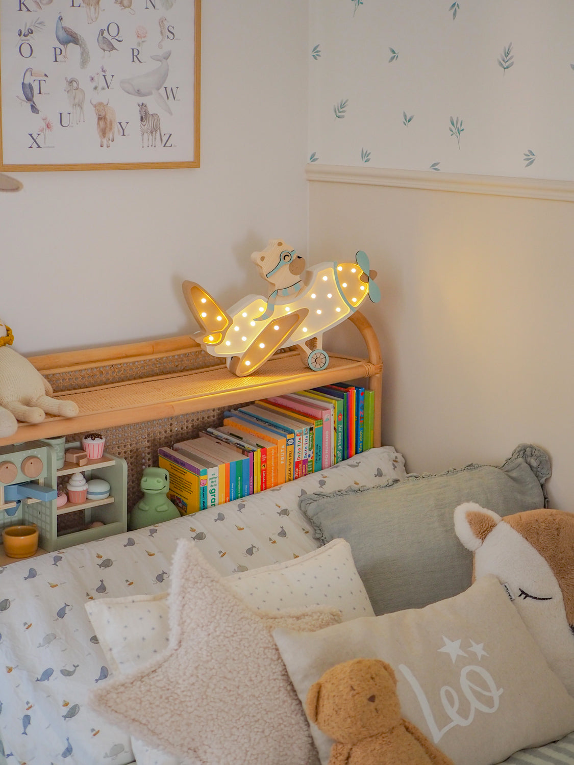 Lampe de chevet en forme d’avion pour chambre d’enfant. Couleur neutre, mixte, fille ou garçon. Little lights.