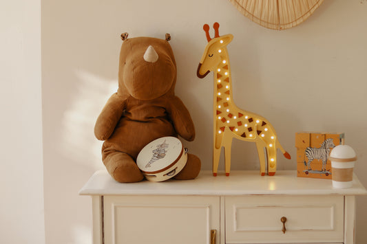 Veilleuse girafe dans une chambre de bébé