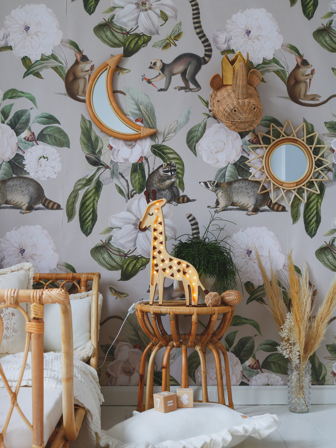 Veilleuse girafe posée sur une table de nuit