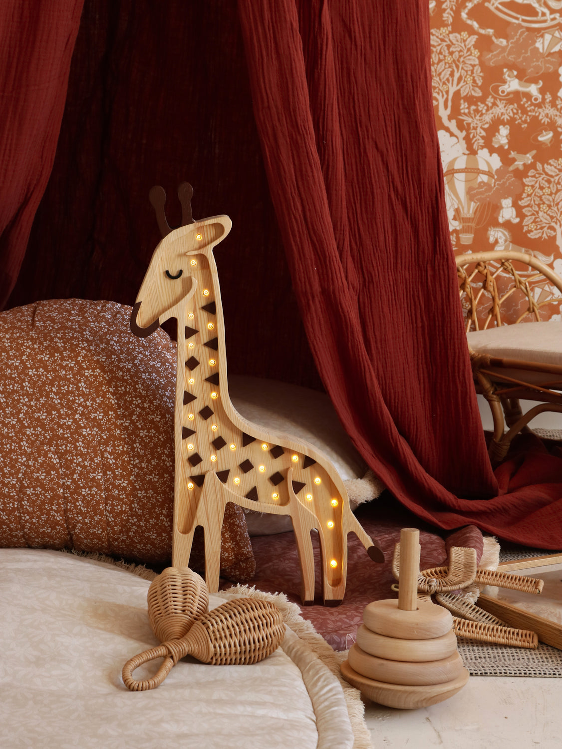 Lumière douce de nuit avec la lampe girafe en bois