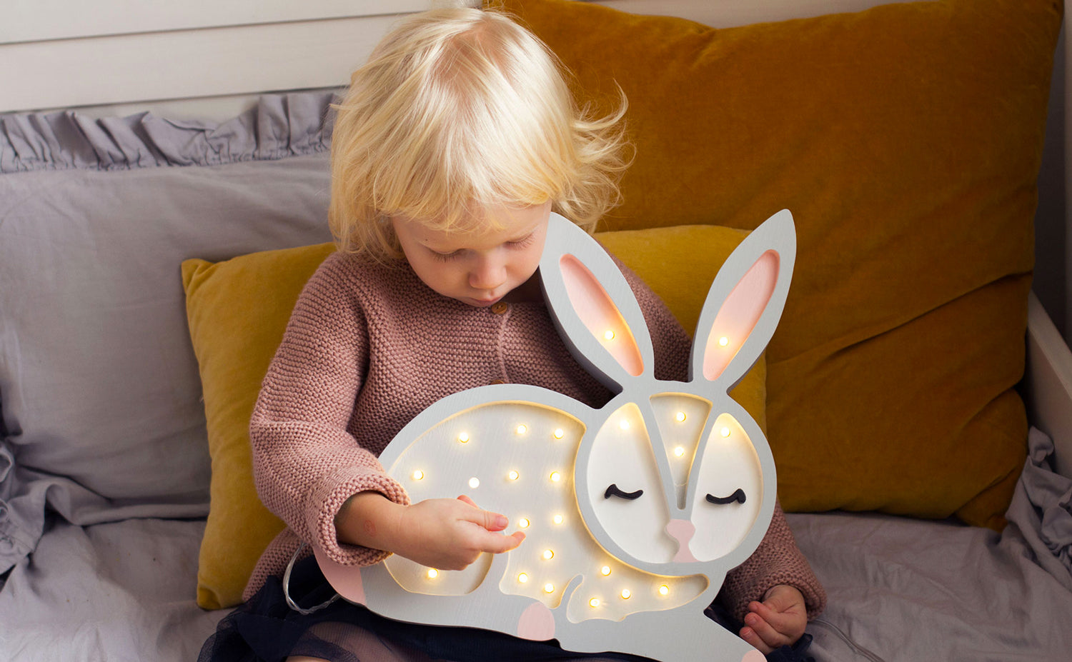 Lampe veilleuse lapin gris pour créer une ambiance cocooning dans la chambre bébé