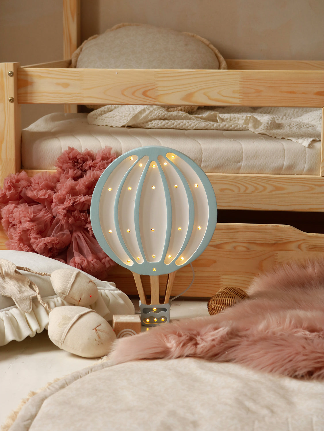 Décoration douce pour chambre bébé avec lampe montgolfière