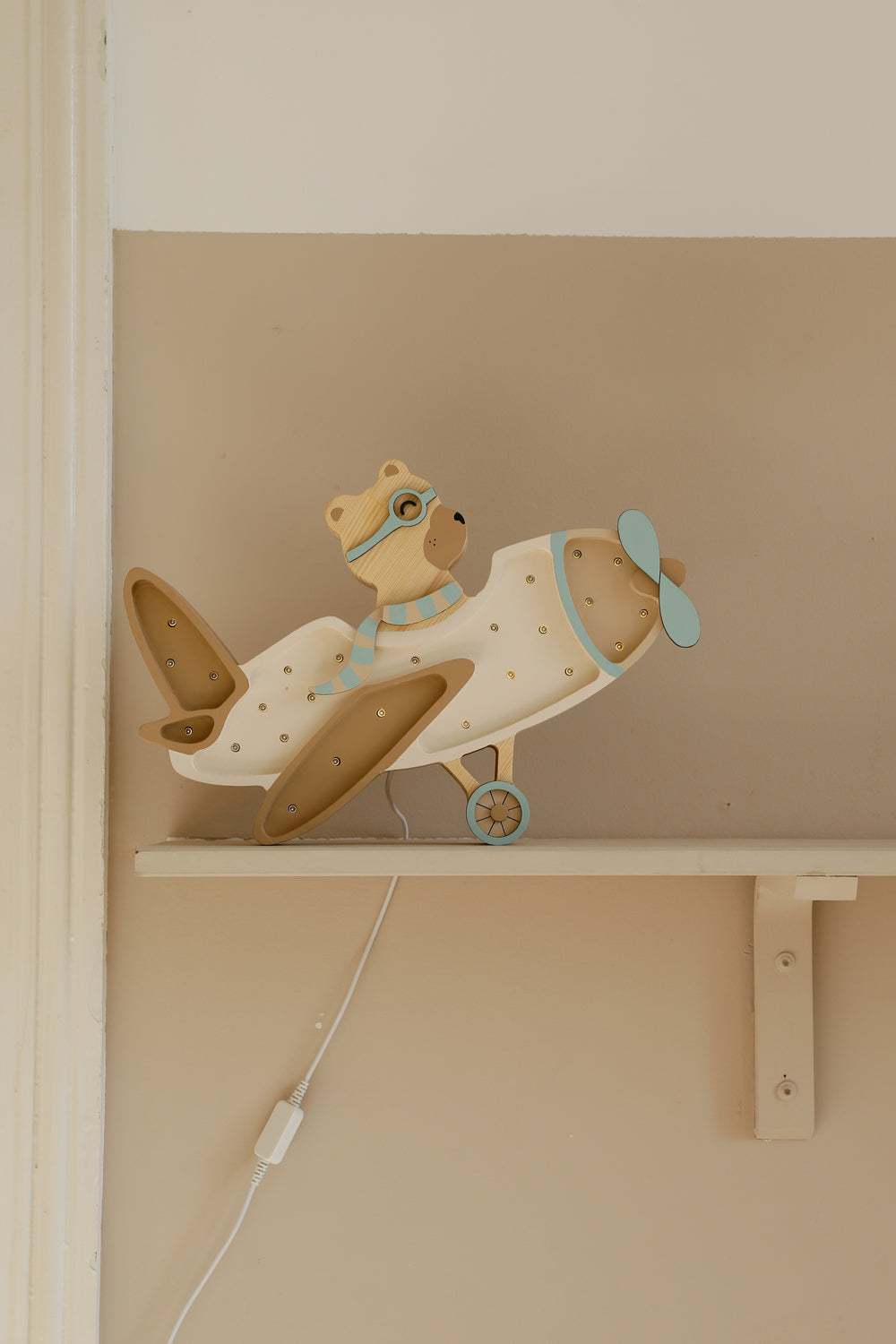 Idée cadeau naissance : lampe ourson dans un avion en bois
