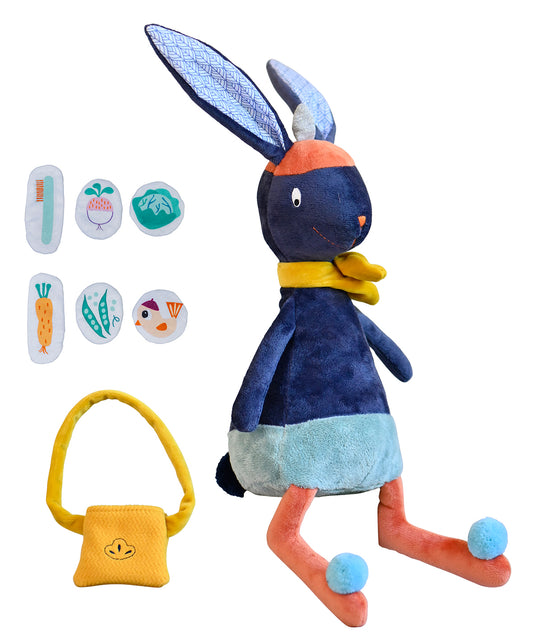 Lapin en peluche premier âge et ses petites marionnettes de doigts illustrées recto-verso : ronde ou ovale, illustrant une carotte, une brosse à dents, un radis, des haricots verts, un petit oiseau, un chou.