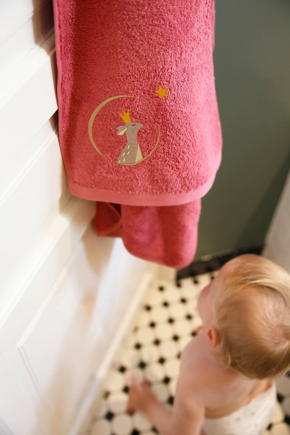 Serviette enfant rose en éponge épaisse 450 g/m² avec broderie prénom. Rose framboise.