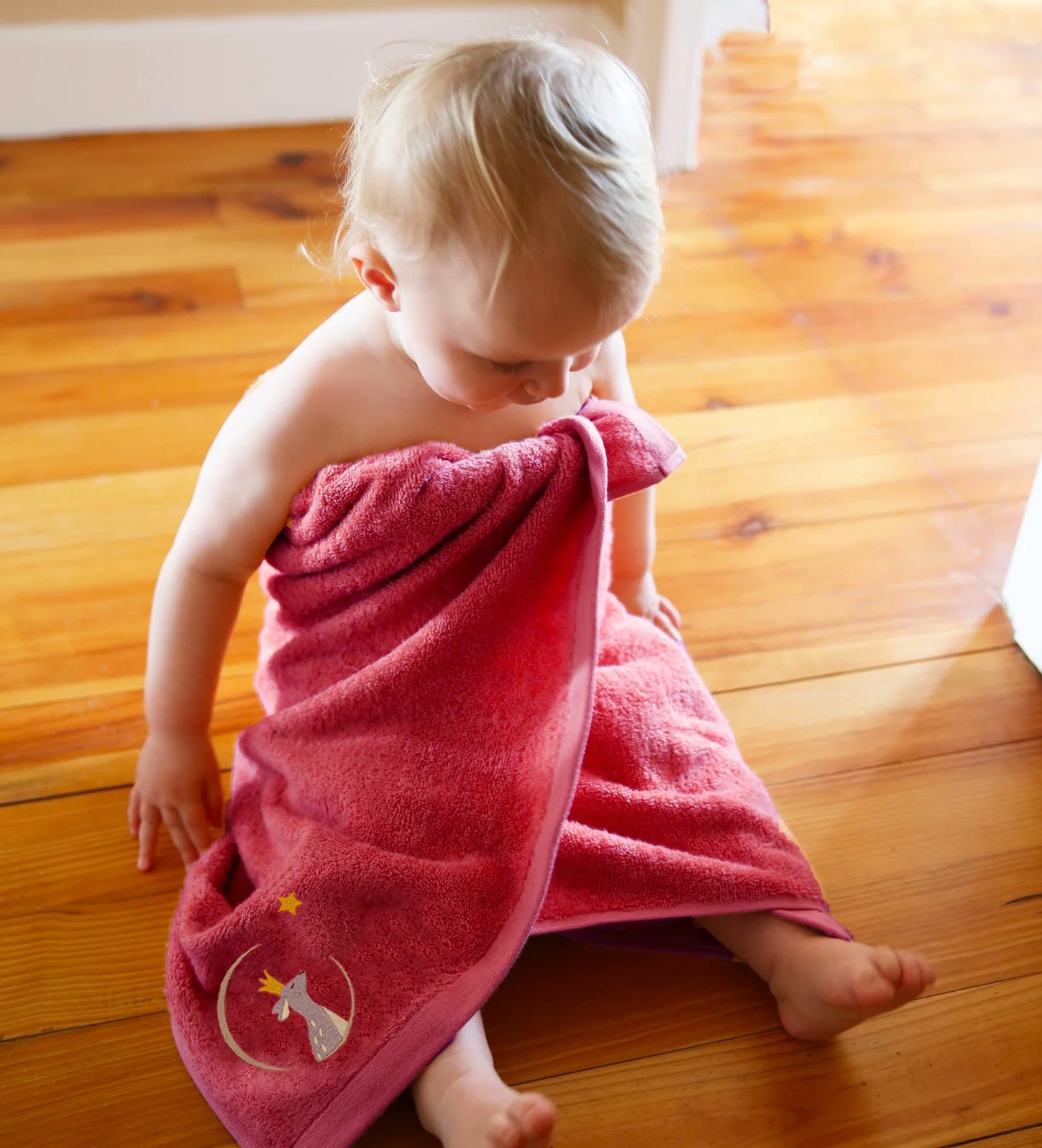 Serviette personnalisée pour petite fille, grand format 70x140 cm. Rose framboise, motif faon.