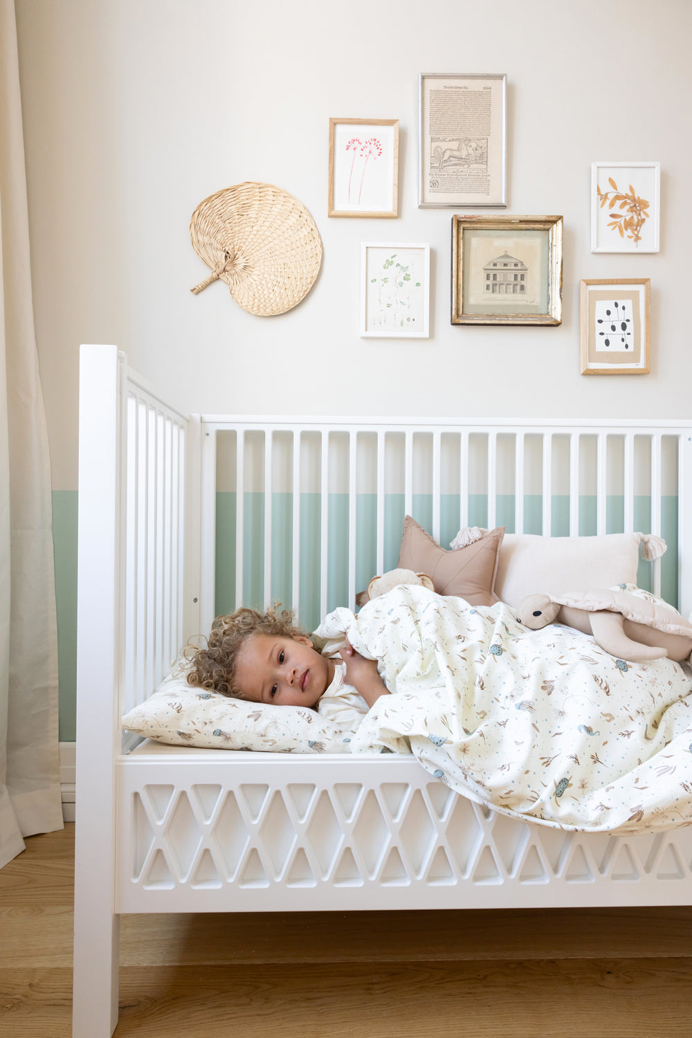 Détail du motif losange Harlequin sur lit bébé blanc 60x120