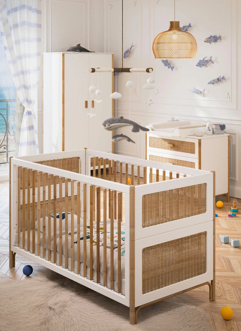 Lit bébé évolutif en bois massif blanc installé dans une chambre d’enfant