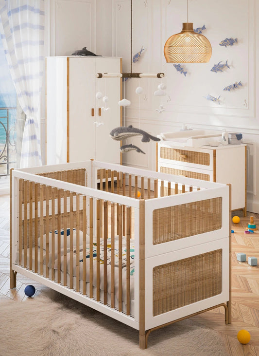 Lit bébé évolutif en bois massif blanc installé dans une chambre d’enfant