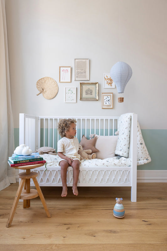 Lit bébé évolutif Harlequin avec barrière latérale retirée