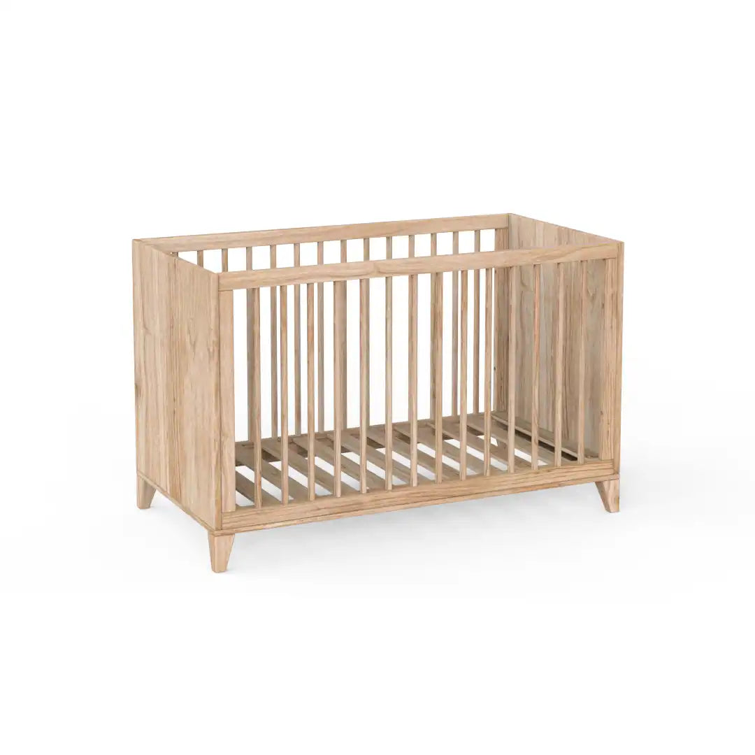 Lit évolutif naissance en bois massif avec sommier réglable sur 2 hauteurs. Position basse pour le confort des parents. Naia. 
