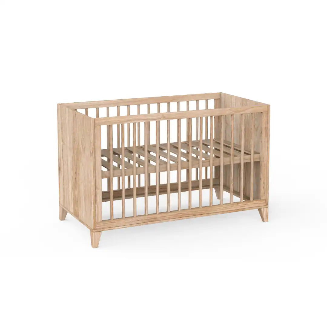 Lit évolutif naissance en bois massif avec sommier réglable sur 2 hauteurs. Mi-hauteur. Theo Bebe.