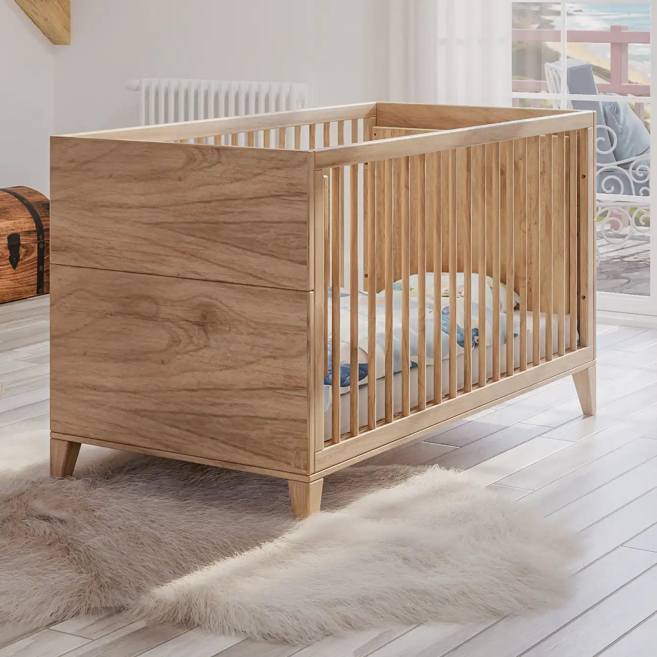 Vue d’ensemble du lit évolutif naissance en bois massif 60x120 cm. Naia, Théo Bébé.