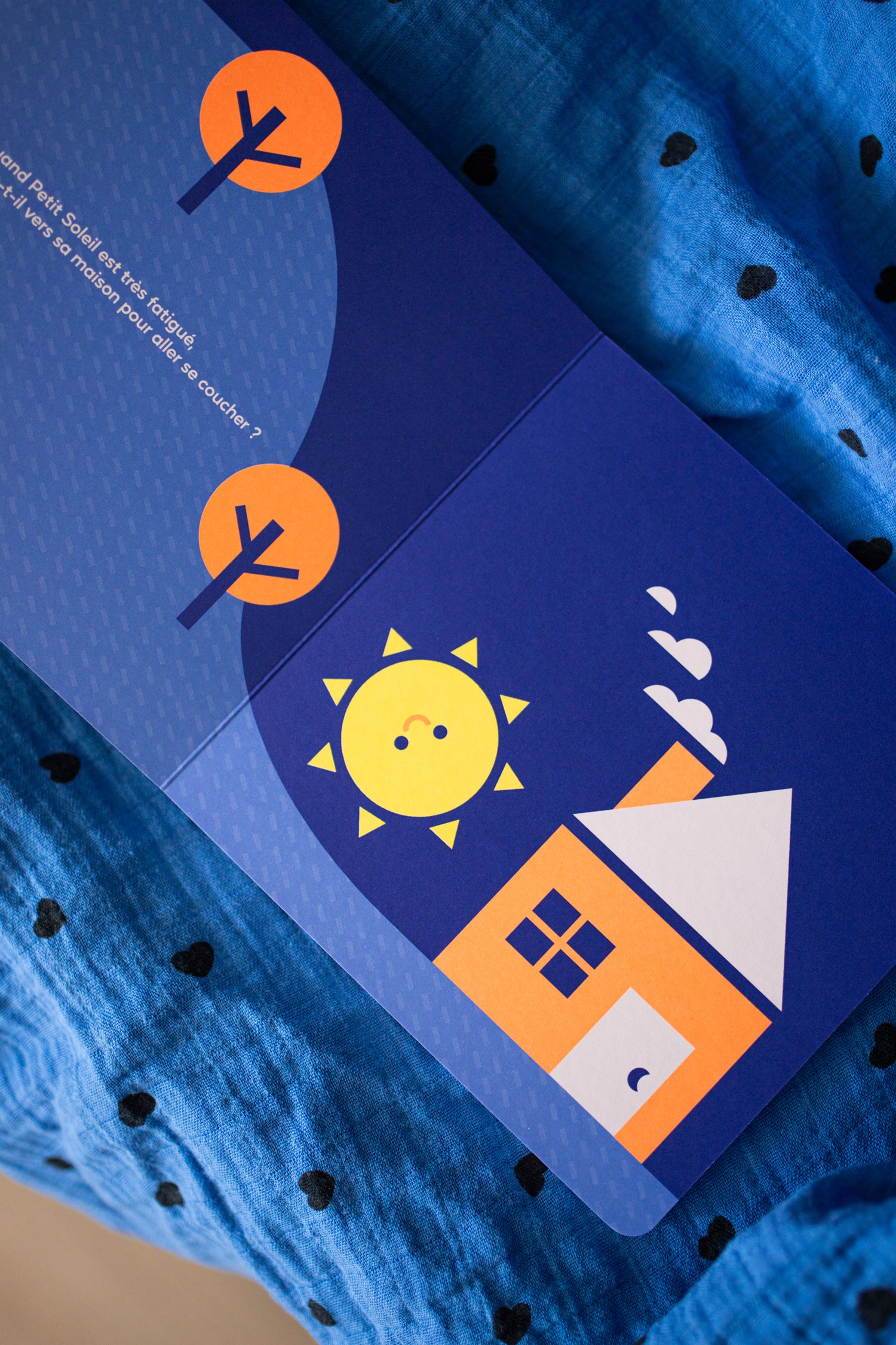 Livre graphique pour bébé. Idéal pour s'endormir. Histoire captivante, mélodieuse et ponctuée de graphismes bleu, blanc et orange. Un petit garçon cherche où se cache le soleil chaque nuit. Maison Palomita.