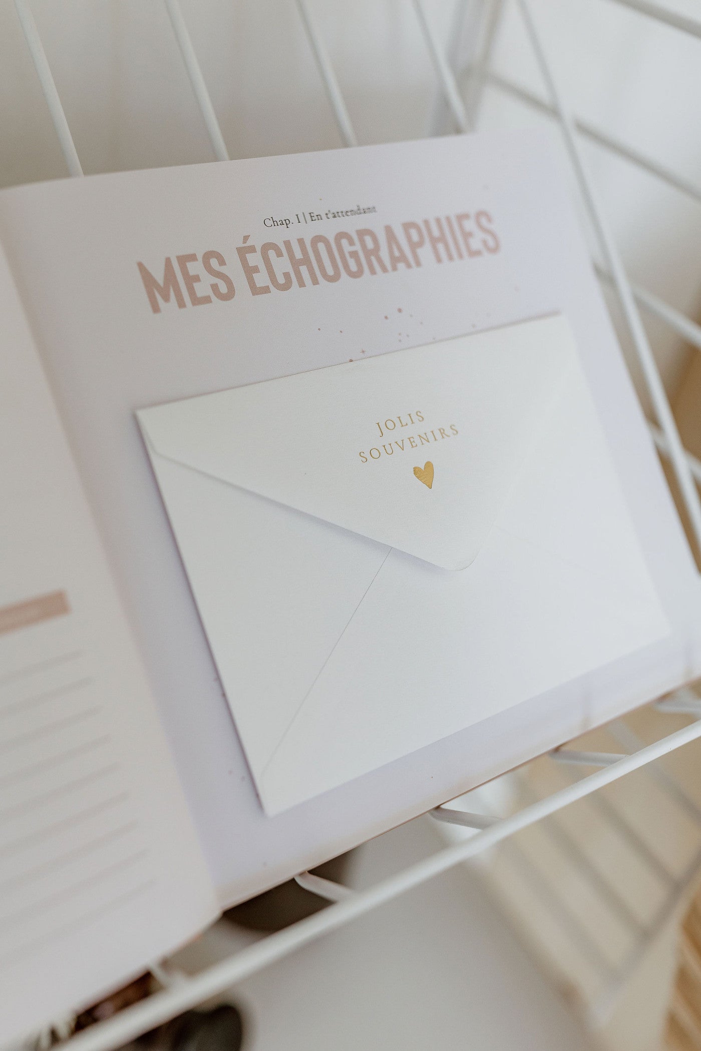Extrait du livre de photos souvenirs grossesse et première année de bébé Zakuw. Récit de ton histoire. Idée cadeau originale et personnalisée pour maman. Fête des mères. Sur la photo : enveloppe de jolis souvenirs pour insérer des photos de l'échographie.