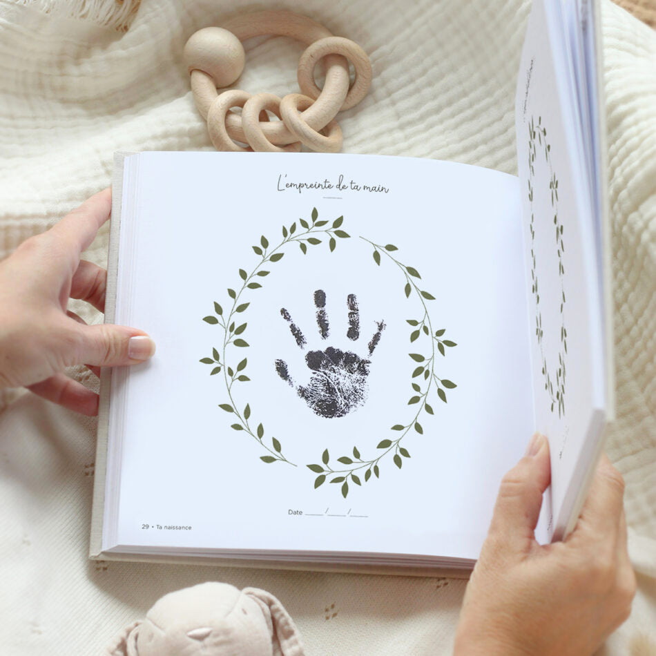 Livre de souvenirs naissance à remplir, page empreinte de main de bébé