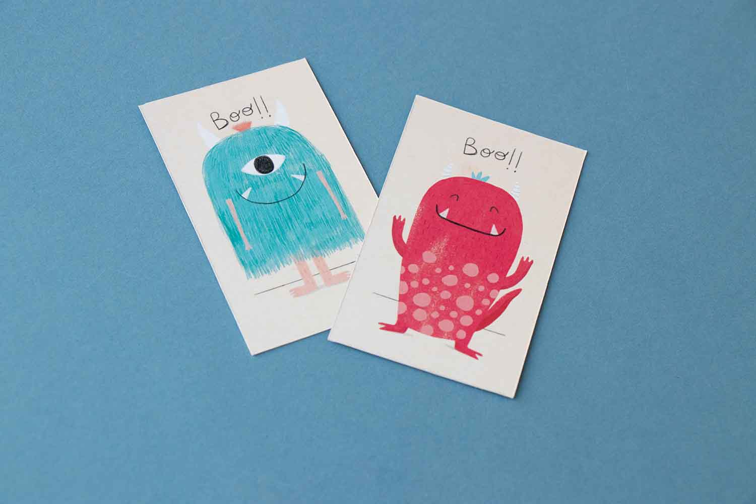 Jeu de monstres pour enfant des 3 ans : sauras-tu retrouver la carte monstre cachée parmi les cartes maisonnettes ? Jeu de question, développe le langage et les interactions, dès 3 ans. Londji.